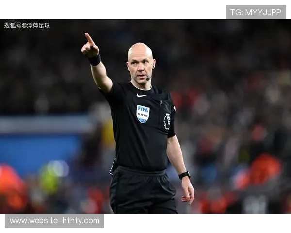 裁判最后时刻判罚引争议，曼联球员围讨未果